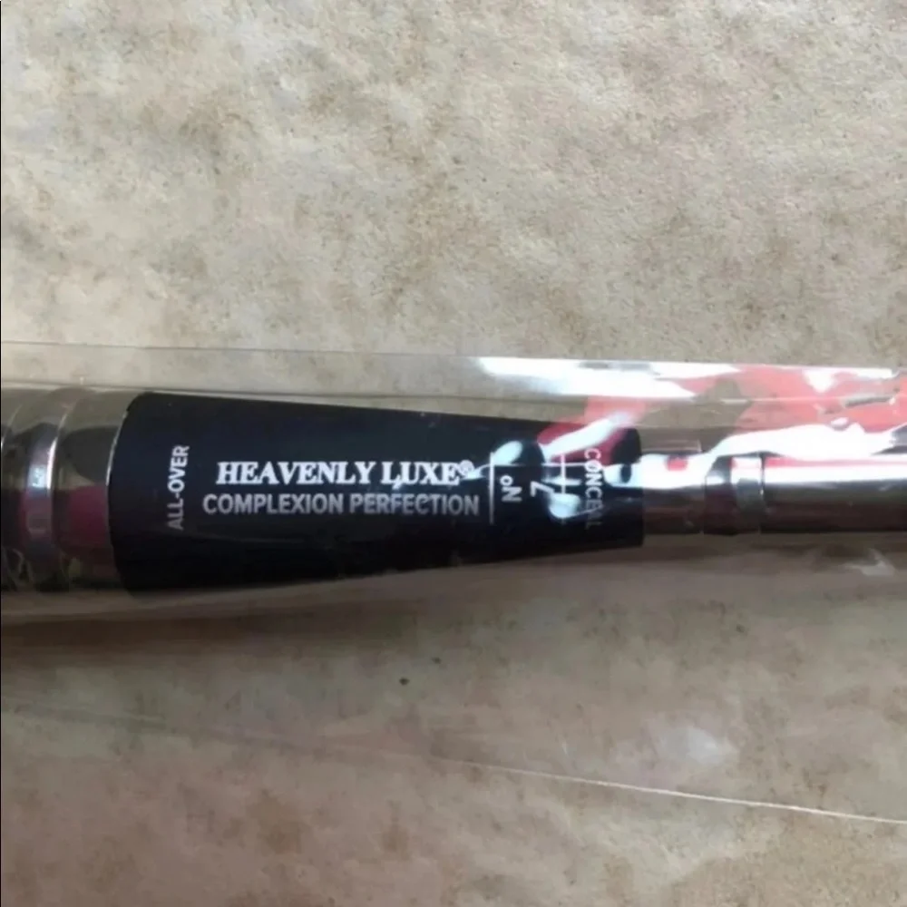 IT #7 Heavenly Luxe Complexion Perfection Brush